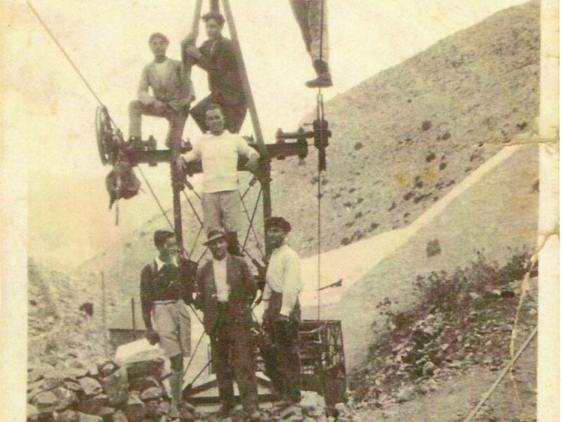 ΕΝΑΕΡΙΟΣ ΕΡΓΑΖΟΜΕΝΟΙ ΠΑΝΩ ΣΕ ΠΥΛΩΝΑ