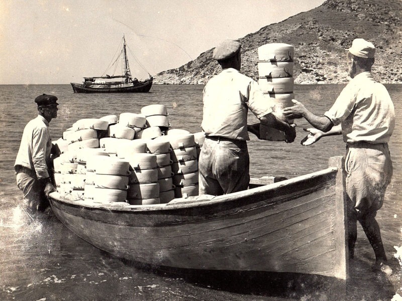 Loading cookware onto trading caique in Vathy, c. 1965. Atsonios Pottery, Sifnos.